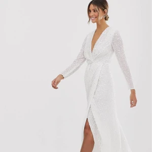 White sequin dress - White sequin dress from Asos. Original price 2700kr. Is in excellent condition except a little rip at the back which you can see on the picture, hence the price. Its easily mendable.