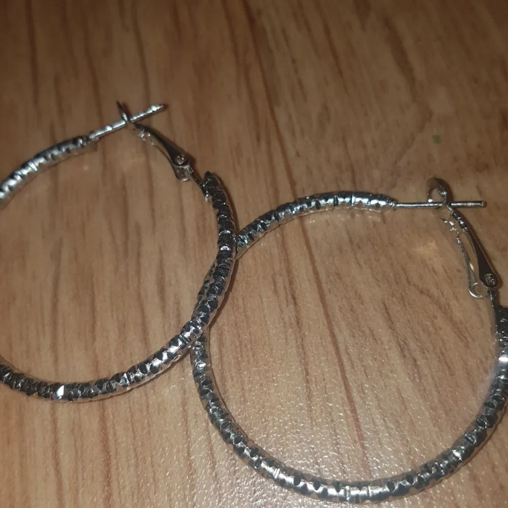 smycken som säljs, båda är i bra skixk och aldrig använd de, då jag såljer de. Halsbandet för 20 kr(kosta ca 70 kr) ösrhänhen för 20 kr och de kosta ca 30 kr. Accessoarer.