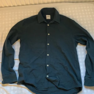 Overshirt sktjorta - 2 väldigt snygga skjortor från zara. Gröna sktjortan 150 kr andra 75kr. Andra tröjan så har 2 knappar lossat därav billiga priset på den, men knapparna följer med så bara att sy fast dem. Båda för 200:-