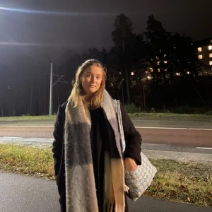 Halsduk med fransar - Suuperfin halsduk med fransar från Lindex! Väldigt trendig och populär under hösten och därför slutsåld på hemsidan💓Passar perfekt under vintern och början av våren med lite mer färg!