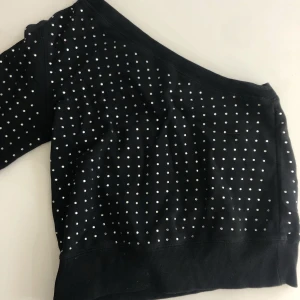 Svart tröja - Snygg topp som går att använda till fest från icona pop x Gina tricot som nästan är som ny. 