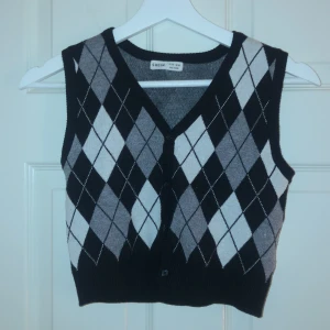 Stickad väst  - Finstickad väst  i fint skick. Knappt använd, säljs då jag vuxit ur den.. Kortare modell.( Köparen står för frakten). 🤍🖤