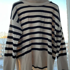 Randig stickad tröja  - Från chiquelle storlek xs/s