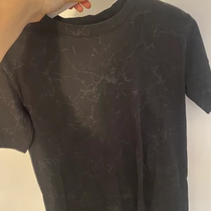 Blixt tröja - Svart matt tröja med inslag av små blixtar i storlek s