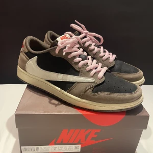 AJ1 Low Travis Scott OG - Säljer mina Travis Scott Lows OG för att jag är intresserade av att köpa nya skor. Skorna är använda en gång för en bild, skicket är 10/10. OG låda och alla skosnören finns med, köpta från etttresex och kvitto finns med!  Kan sänka pris vid smidig affär.