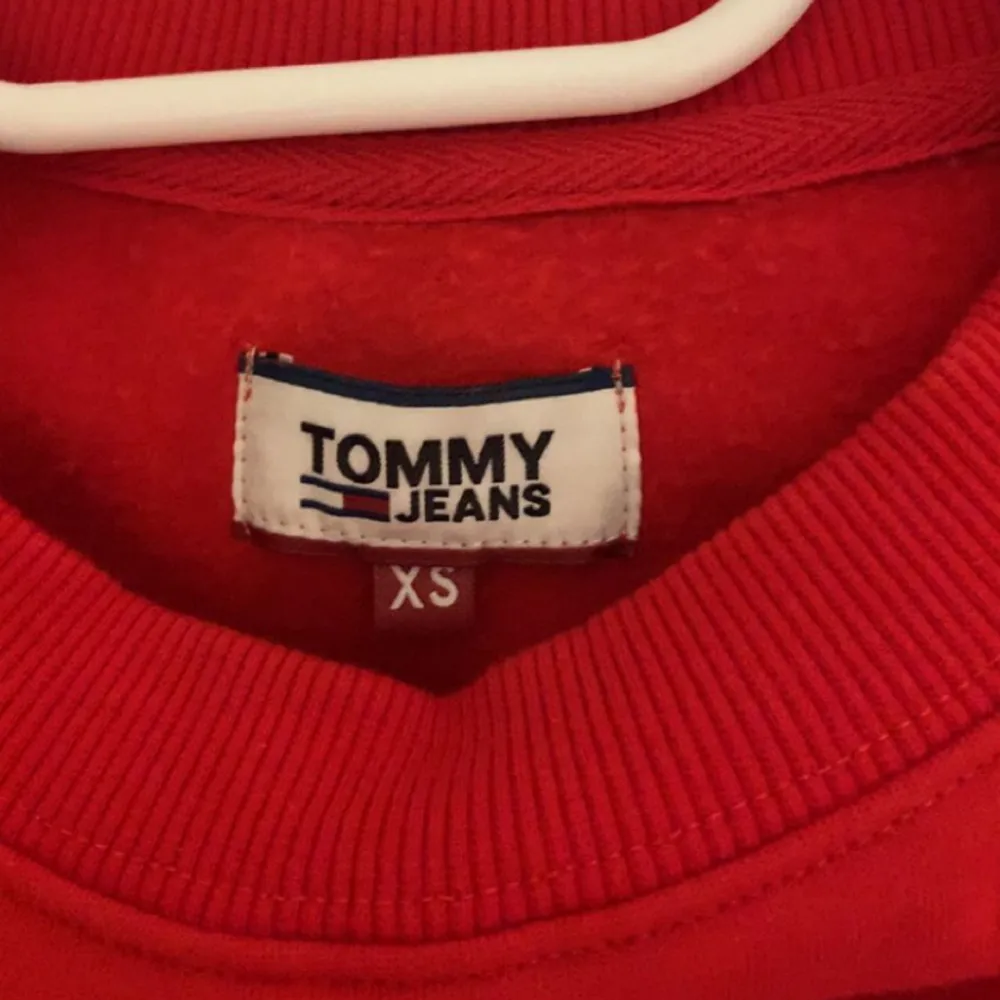 Säljer min röda Tommy jeans tröja som inte pssar mig längre. Använt fåtal gånger. Tröjor & Koftor.