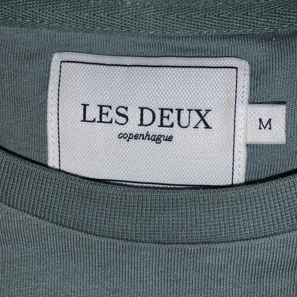 Fin T-shirt från Les Deux, Använd fåtal gånger, skriv om intresse finns. Frakt ingår ej, nypris 500. T-shirts.