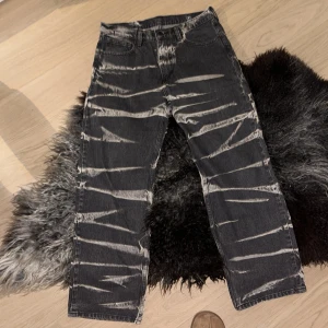 Zebra tvättade Levi’s jeans - Säljer mina gamla Levis Jeans som jag knappt använde då dem blev alldeles för baggy för mig. Ordinarie pris för byxorna är 1100 kr 