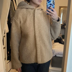 Teddyjacka  - Riktigt mysig teddyjacka med dragkedja och huva!