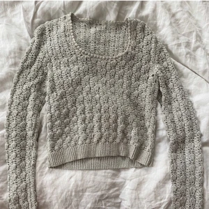 Silvrig topp - Riktigt snygg glesstickad topp i silver!