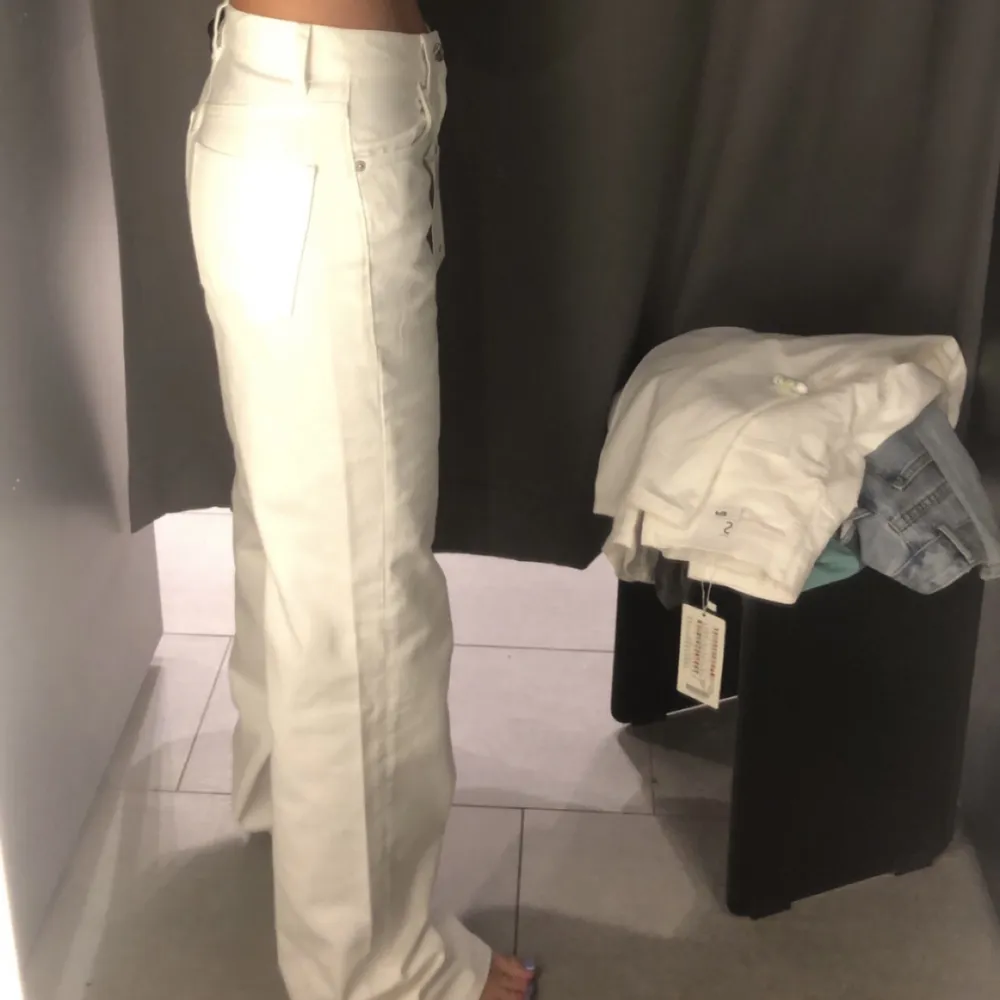 Skitsnygga vita jeans i storlek 36!! Säljer på grund av att dem är för långa och för små i midjan. Som referens är jag 168cm. Använda ca 5 ggr❤️står storlek M men skulle mer säga S i midjan. . Jeans & Byxor.
