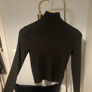 Svart polo tröja - Svart polo tröja köpt för en månad sen från H&M i storlek M. Aldrig använd. Säljs pga nytt köp. Köpt för 199kr 