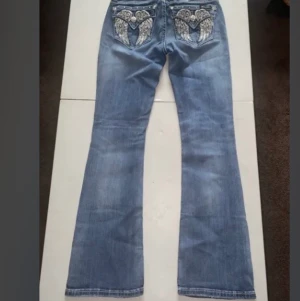 Miss me jeans - Säljer dessa supersnygga miss me jeans i storlek 26•29 pågrund av att dem är lite korta på mig som är ca170