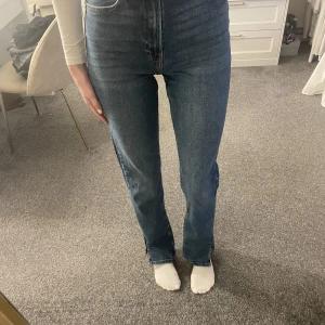 Bershka high waist  - Aldrig använda, har en slits längst ner och långa. Jag är 170. Pris kan diskuteras. För fler bilder eller frågor så är det bara att kontakta.