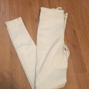 Vita jeans! - Vita jeans med knapp och dragkedja! Säljer pga ej min stil.