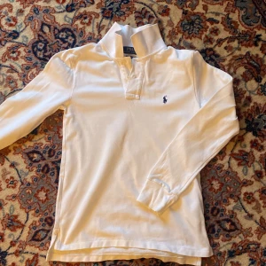 Vit långärmad piké tröja Ralph Lauren - Slim fit Polo Ralph Lauren vit långärmad kragtröja