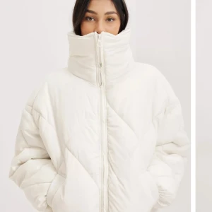 Vinterjacka  - Säljer denna så snygga jackan, prislappen sitter kvar.  Säljer då ja inte han lämna tillbaka jackan i tid. 