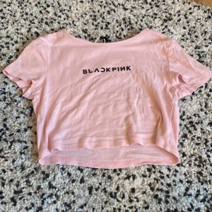 Rosa black pink tröja! - Supersöt black pink tröja!💗 köpt för ca 1 år sedan! Använd ca 15 gånger! Säljer för att den börjar bli för liten💗💗