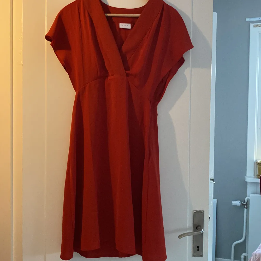 Röd klänning från Vila, storlek 34 Använd fåtal gånger  Stängs med dragkedja på sidan . Klänningar.