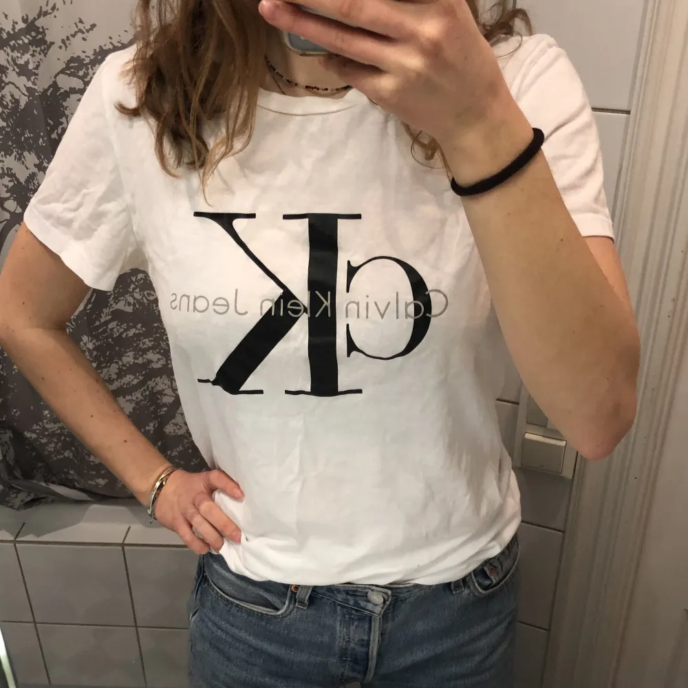 Säljer min Calvin Klein T-Shirt! Den är i storlek medium, använd men är i bra skick! Tveka inte att fråga om du har några frågor eller vill se fler bilder! . T-shirts.