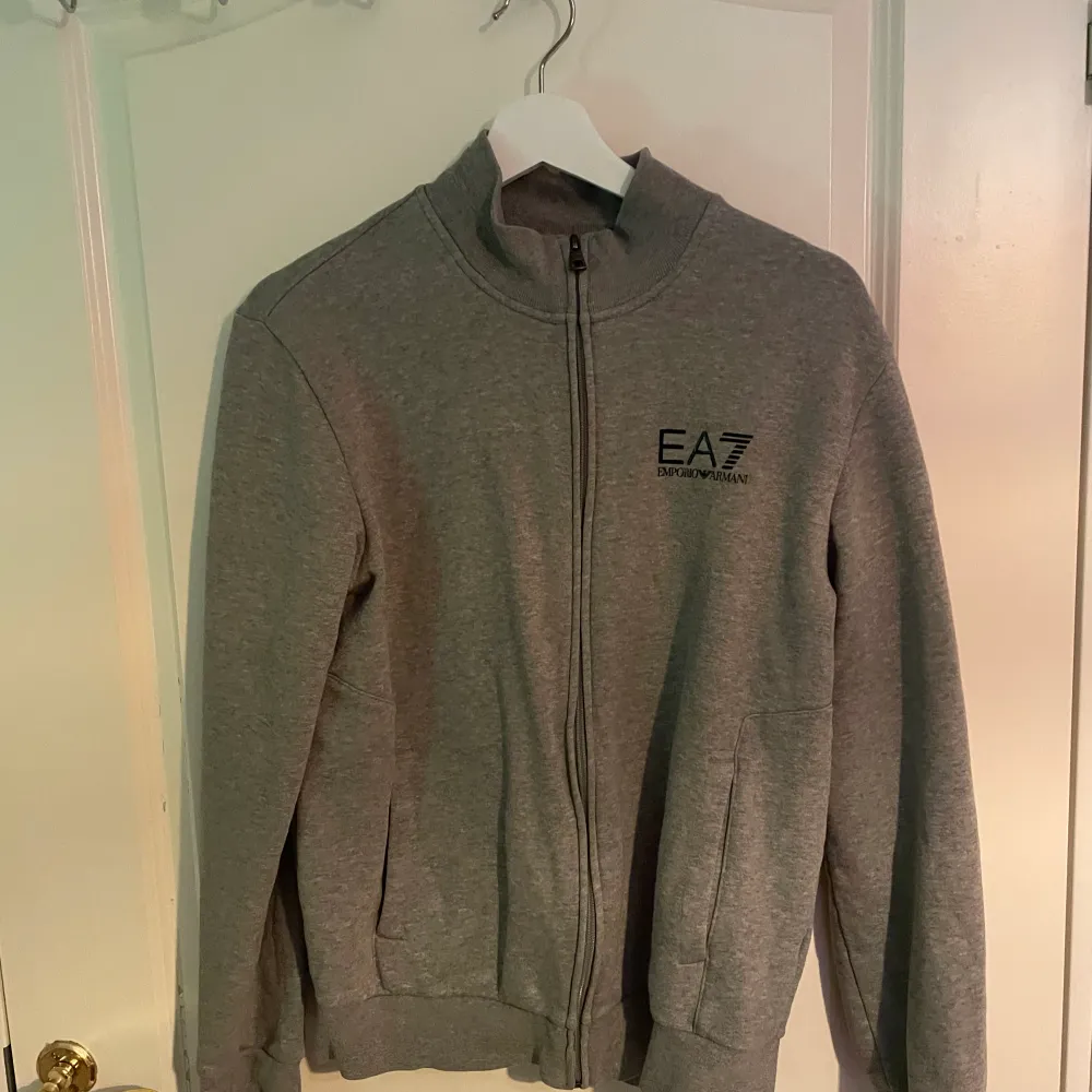 En EA7 tröja köpt i USA på deras egna butik, i väldigt bra skick Nypris 1700kr. Tröjor & Koftor.
