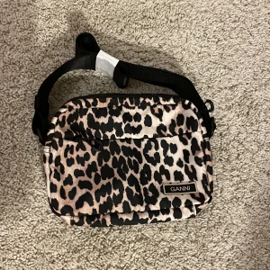 Ganni väska - Helt oanvänd. Köpte den för en månad sedan men har inte fått användning för den. Köpte för 999kr men säljer den för 450kr, skriv för mer bilder eller frågor. 🥰🥰