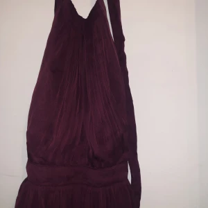 Snygg lång klänning  - En lång klänning man kan knyta hur man vill ryggen syns 