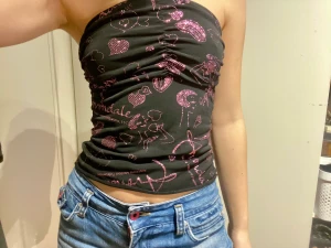 GLITTRIG HALTER/TUBE TOPP - supersöt festtopp köpt second hand i spanien💓💓 passar perfekt till nyårsfester🎆🫶🏼står ej storlek men skulle säga den passar en XS-M. Den är väldigt stretchig och skön! Möts upp i Stockholm och fraktar