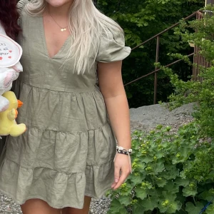 Zara klänning  - Söt grön klänning med volanger från zara, använd enstaka gånger. Strl M men passar mer en S. Köpare står för frakt!