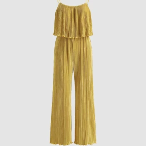 Byxdress - Oanvänd. En storlek förlörliten för mig. Söt design som framhäver och ger fin siluett