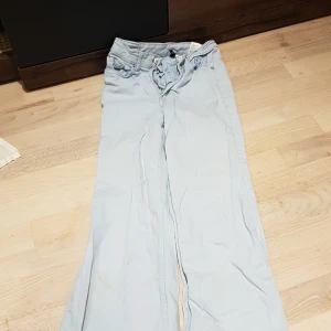 Jeans  - Har några fläckar men dem går säkert bort med tvätt prudokter, men inget jah kan säga till 100%