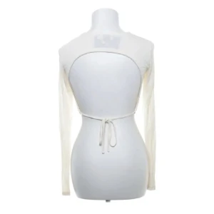 Vit tröja med öppen rygg - Säljer denna jättefina tröjan med öppen rygg! Köpt på Sellpy och är i bra skick, inga defekter. 🤍