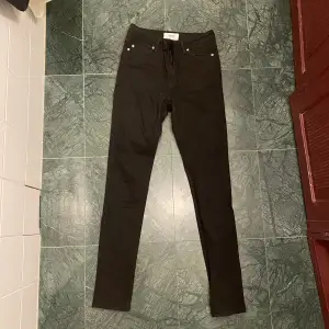 Snygga jeans från WESC med tight fit.  Storlek S.