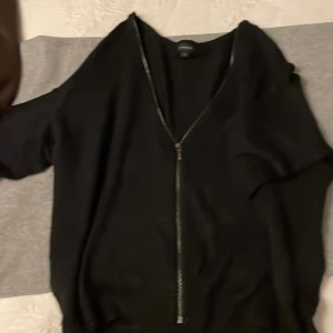 Kortärmad stickad kofta  - Kortärmad stickad koftan/ tröjan, large storlek, öppen med dragkedja framsidan, lose styling, fin skick