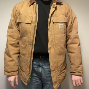 Carhartt work jacket - Carhartt vinter jacka, fodrad, herr och dam storlek L, XL, bra skick (material), några fläckar som går bort med hårdare tygrengöring 