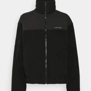 Nicki Studios Logo Jacket - Säljer min fleecejacka från Nicki Studios! Endast använd 3 gånger så helt i nyskick💞Nypris 1300:-. Storlek M, perfekt för en M elr S/XS som vill ha lite oversize💞Hör av er vid frågor eller egna bilder💓