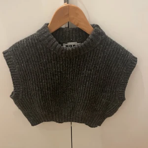 Hope väst - Stickad Croppad väst från Hope storlek 36, använd en gång.  Grå/melerad 