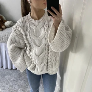 Stickad tröja - Säljer denna jättefina stickade tröja från hm, tröjan är i bra skick och kostade 500kr från början! Säljer då jag redan har flertalet stickade tröjor och den inte kommer till användning💞💞 hör av er vid fler frågor! Tröjan är i S funkar även M!🫶