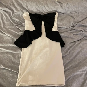 Klänning - En söt kort klänning utan band💗