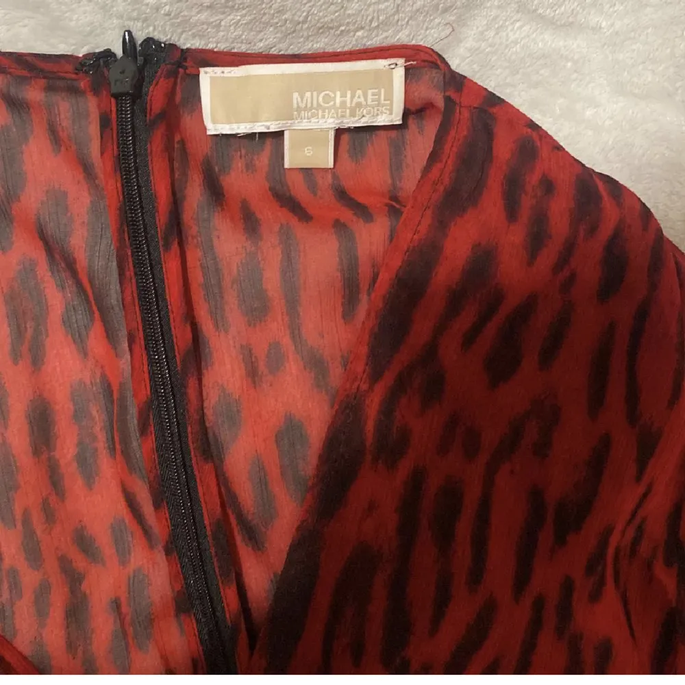 Äkta Michael Kors. Röd leopard klänning i stl 6 (ungefär M). Jättefin och knappt använd. Köparen står för frakt, men möts annars upp inom Gbg❣️. Klänningar.