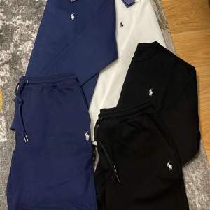 Säljer nu två dressar i märket polo ralph lauren storlek S, sen har jag även den vita sweatshirten utan shorts. 1100 kr styck