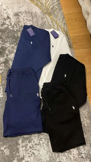 Polo Ralph lauren - Säljer nu två dressar i märket polo ralph lauren storlek S, sen har jag även den vita sweatshirten utan shorts. 1100 kr styck