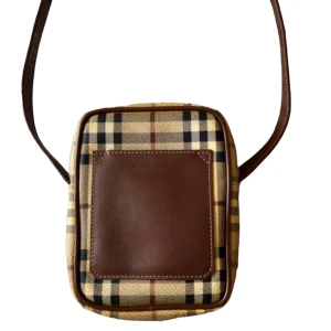 Burberry shoulderbag  - Fint använt skick! Dragskon till dragkedjan har lossnat men fungerar fortfarande felfritt att stänga! Där av billiga priset. Super enkelt att bara sätta dit en ny! Se sista bilden. Ställbar rem. Ca 18x14x4cm