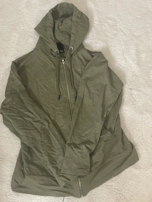 oversized kofta - fin olivgrön kofta, oversized. använd 2 ggr jättebra skick 