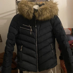 Hollies Stockholm jacka - Säljer denna Hollies jacka i använt skick! Den är i behov av en tvätt! Nypris ca 3200kr! Säljer för 700 + frakt 🥰
