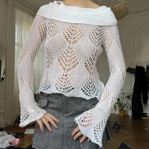 Stickad unik topp tröja - Storlek: S. passar även mig med M. mycket bra skick. möts i stockholm eller fraktar. 🖤man köper genom att kontakta mig, använd inte köp-nu funktionen.