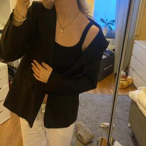 Säljer min stilrena blazer från Zara! Jättefin kvalitet. Inköpspris: Ca 600-700kr Jag är 174cm lång, har vanligtvis S-M! Blazern sitter perfekt på mig