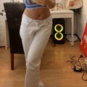Jeans  - Ett par vita lågmidjade jeans från bik bok. Waist 30 Lenght 32. Skulle säga storlek 38-40. Lite för långa på mig som är 160cm. Skriv för fler bilder🤍köptes för 600kr säljer nu för endast 170kr + frakt