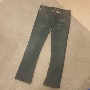 Jeans från IT med juvelknapp i storlek 28