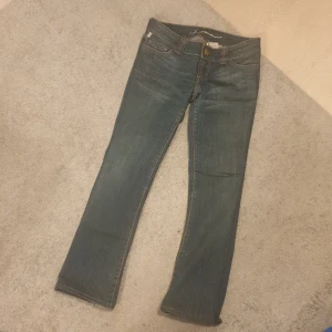 IT jeans med juvelknapp storlek 28 - Jeans från IT med juvelknapp i storlek 28